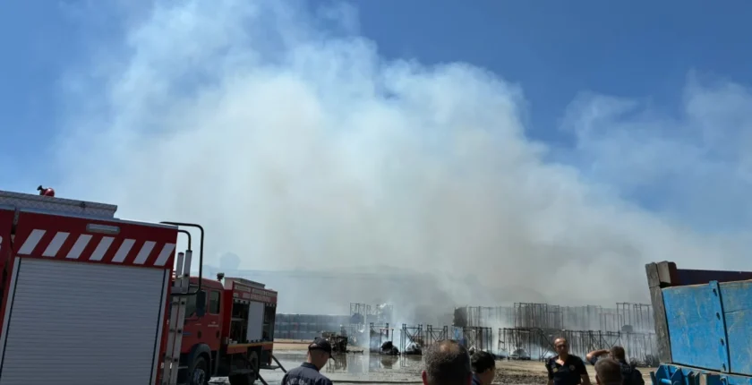 Mustafakemalpaşa’da Fabrika Bahçesinde Yangın