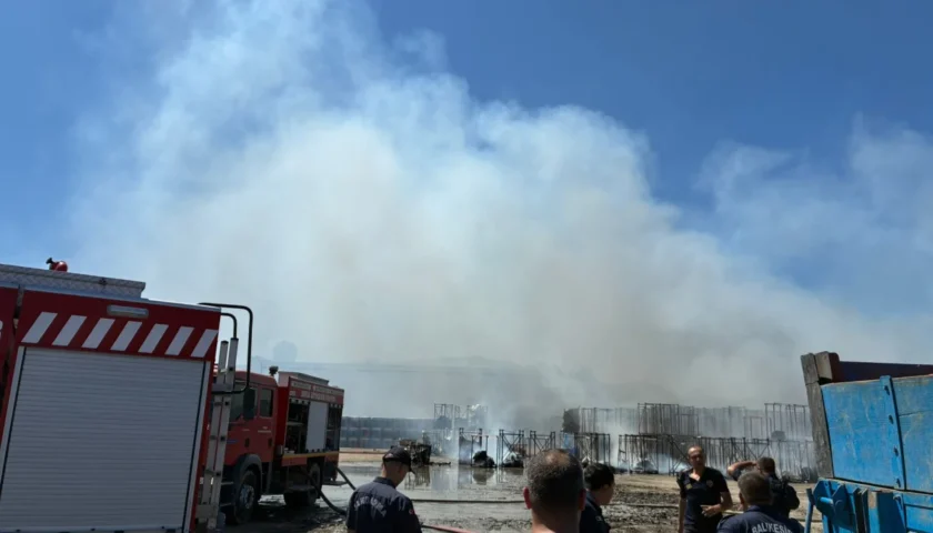 Mustafakemalpaşa’da Fabrika Bahçesinde Yangın