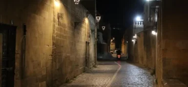 Şanlıurfa’nın tarihi sokakları geceleri ışıl ışıl