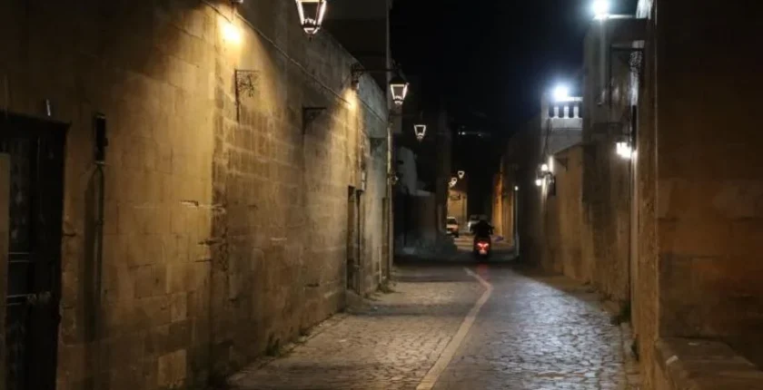 Şanlıurfa’nın tarihi sokakları geceleri ışıl ışıl
