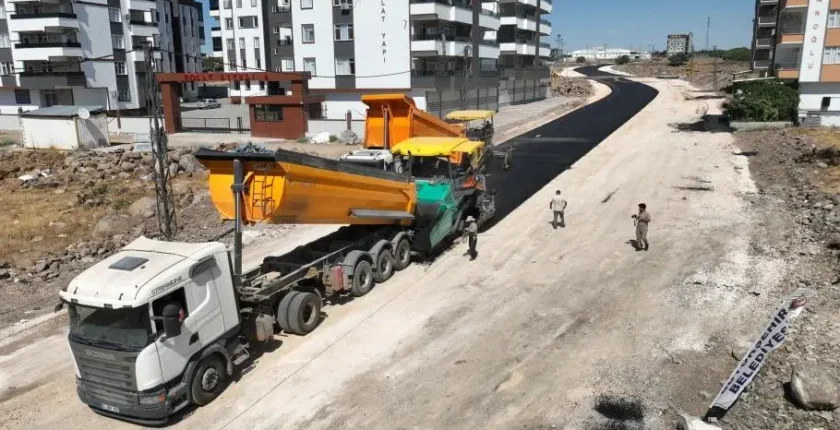 Siverek’te Ramazan Baran Bulvarı sıcak asfaltla yenilendi